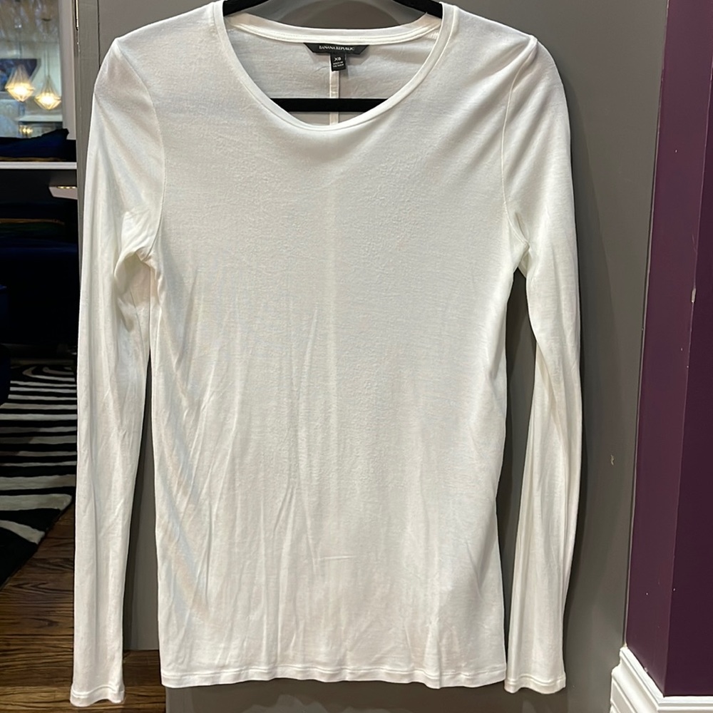 Banana Republic Women’s Long Sleeve Crew Neck Top. Size XS. White color